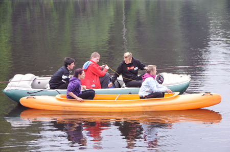 Mnozí ze soutěžících měli na hladině rybníka problémy s ovládáním lodě a tak čas hrál svou roli i při překládání nákladu i přelézání osob do člunu