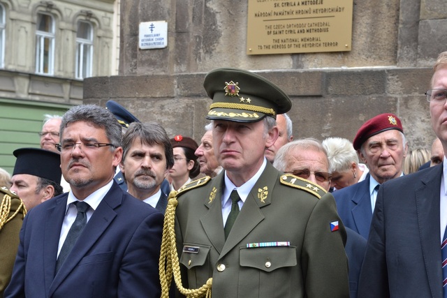 Účastníci pietního aktu v pražské Resslově ulici 