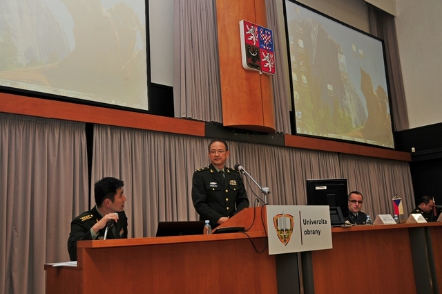 Generálmajor Zhang Yingli během přednášky