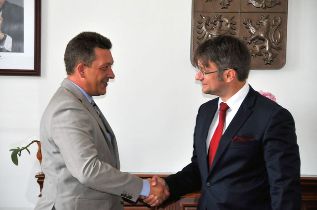 Státní tajemník Petr Vančura blahopřeje náměstku ministra obrany Jakubu Landovskému ke složení služebního slibu