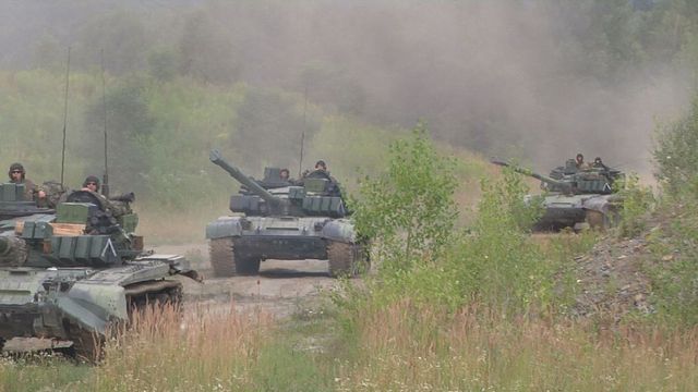  Přáslavické tanky při přesunu na železniční nakládku