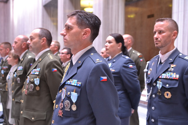 Ocenění vojáci při slavnostním nástupu ve Slavnostní síni Národního památníku na pražském Vítkově