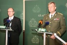 Tisková konference po jednání s velením české armády: premiér Bohuslav Sobotka (vlevo) a náčelník GŠ AČR generálporučík Josef Bečvář