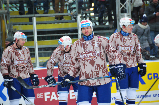 Hráči Komety ve speciálních dresech při rozbruslení