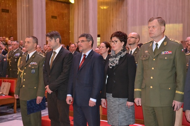 Zleva: plk. Pavel Kříž, náměstci MO Jakub Landovský, Tomáš Kuchta, Alena Netolická a náčelník GŠ AČR generálporučík Josef Bečvář