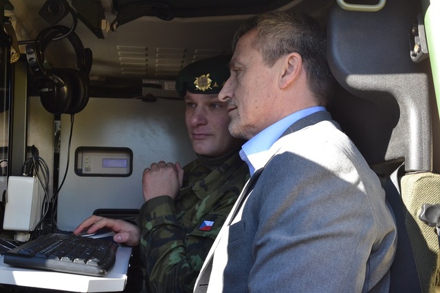 Ministr obrany Martin Stropnický při prohlídce výzbroje a výstroje 53. pPzEB v Opavě