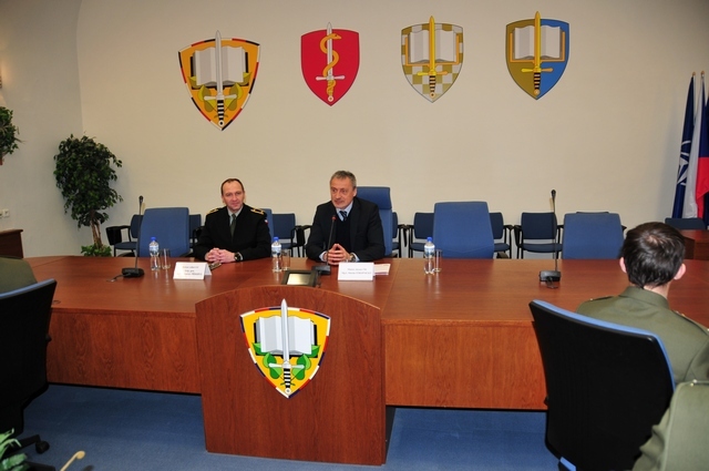 Ministr Martin Stropnický a rektor-velitel Bohuslav Přikryl při zahájení diskuse