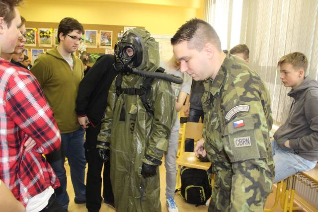 Někteří žáci neodolali a vyzkoušeli si i chemický oblek