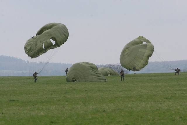 Ihned po dopadu musí výsadkář co nejrychleji zabalit, případně ukrýt padák