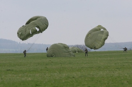 Červené barety trénovaly nad Chrudimí seskoky po deseti ve skupině