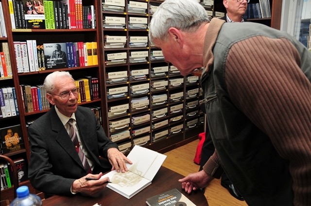 Profesor Popelínský podepisuje knihu