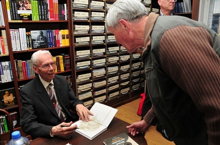 Profesor Lubomír Popelínský křtil a podepisoval svou sedmnáctou knihu