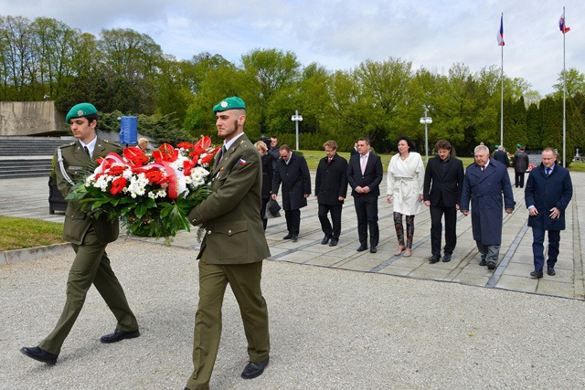 Položení věnce představitelů města Brna v čele s primátorem Petrem Vokřálem 