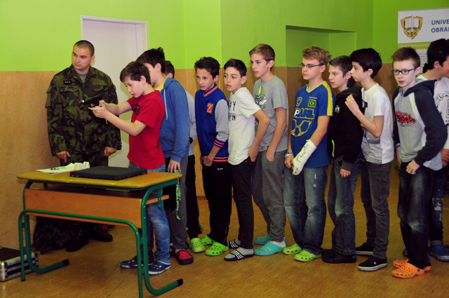 Zájemci o střelbu z laserové pistole
