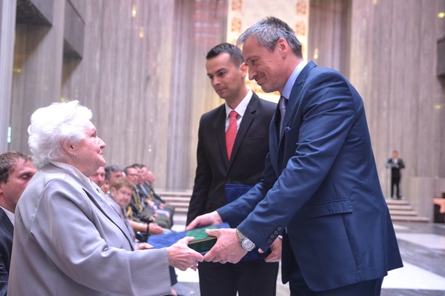 Ministr obrany Martin Stropnický udělil dnes nejvyšší resortní vyznamenání u příležitosti 71. výročí oslav Dne vítězství