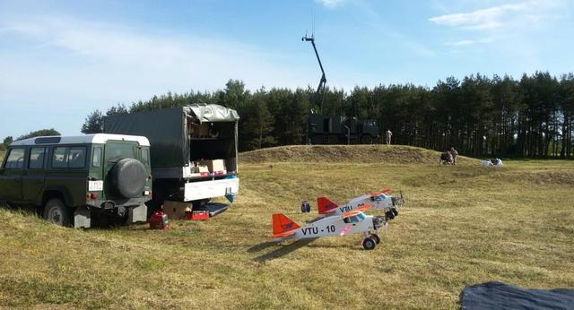 Pětice specialistů VTÚLaPVO s bezpilotními letouny Miss Tractor připravovala terčové situace pro ostré střelby raketami 