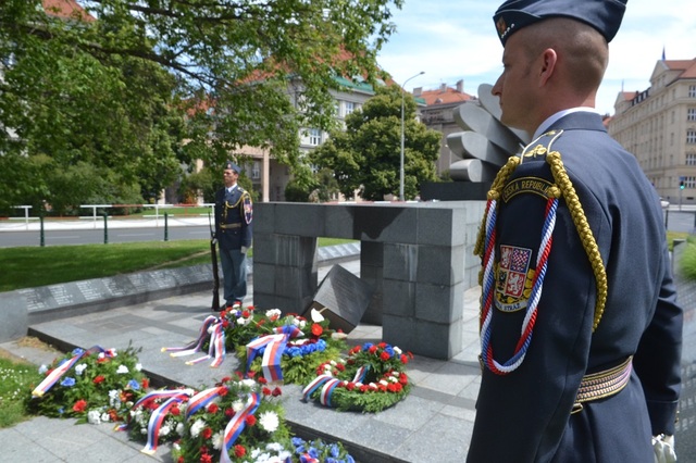 Pomník letců na náměstí Svobody v Praze 6