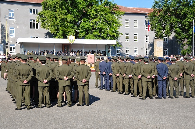 Jednotky nastoupené před tribunou