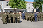 Jednotky nastoupené před tribunou