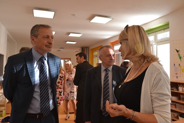 Ředitelka školy Ivana Panochová (vpravo) provádí ministra obrany Martina Stropnického a ředitele ÚVN profesora Zavorala po areálu školky