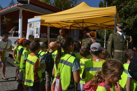 Stánek Posádkového velitelství Praha v obležení dětí