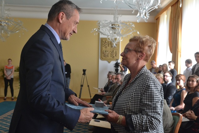 Ministr obrany předává účastníkům 3. odboje ocenění za účast v odboji a odporu proti komunismu