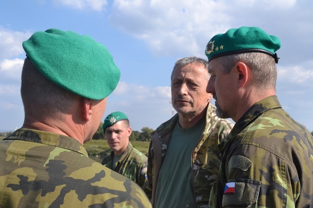 Ministr obrany Martin Stropnický v diskusi s vojáky