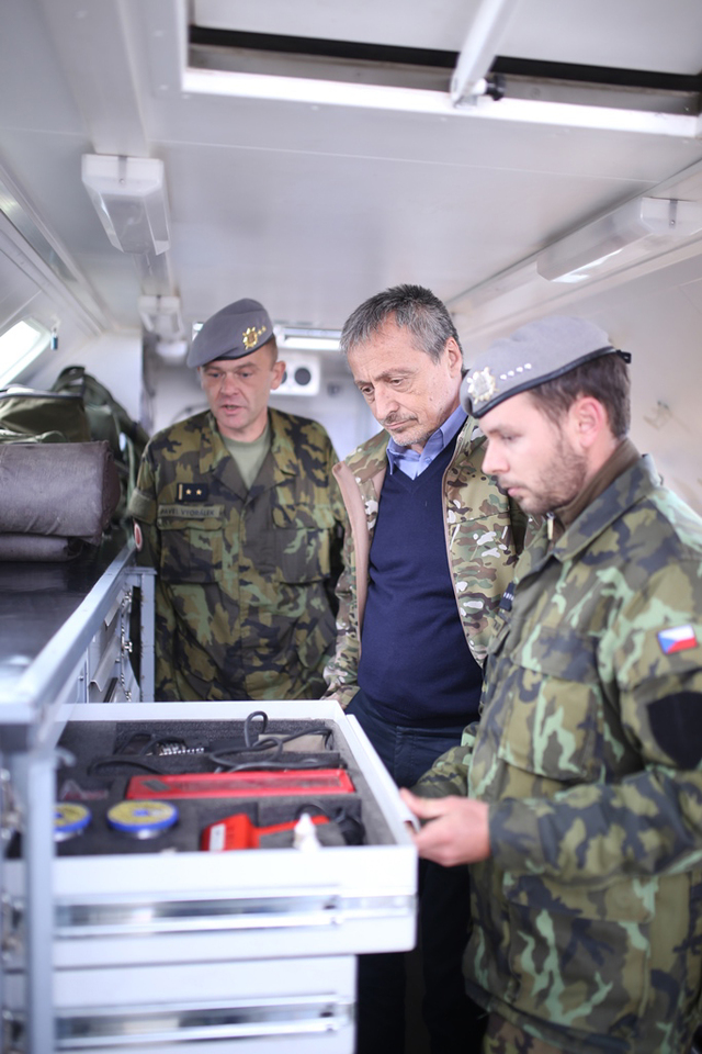 Prohlídka mobilních dílen praporu