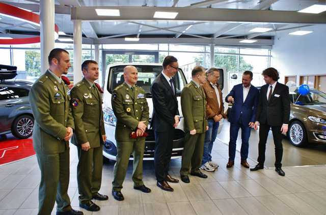 Slavnostního předání se kromě rodiny zúčastnil plukovník Eduard Stehlík, ředitel odboru pro válečné veterány (čtvrtý zprava) a zástupci ze 43. výsadkového praporu v Chrudimi