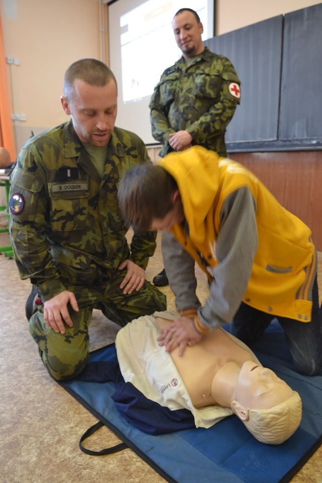 Masáž srdce je pěkná fuška, dokázali studentům vojáci z 3. mechanizované roty 41. mechanizovaného praporu