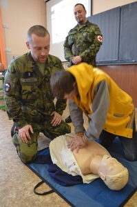 Masáž srdce je pěkná fuška, dokázali studentům vojáci z 3. mechanizované roty 41. mechanizovaného praporu