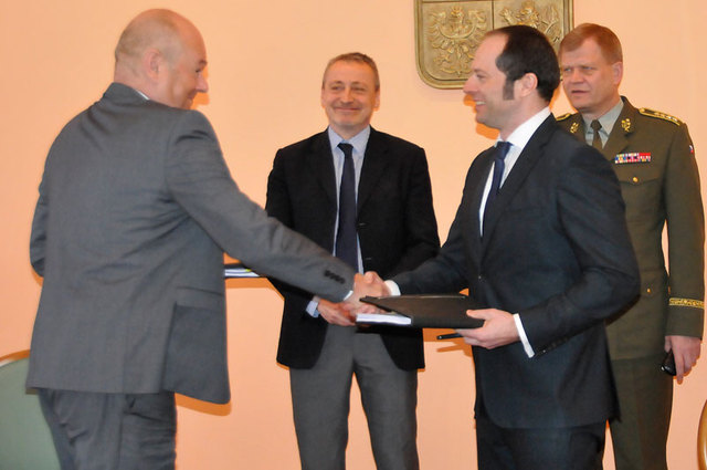 Vlastník společnosti Argun s.r.o. Stanislav Petr podepsal s náměstkem ministra obrany Pavlem Beranem kupní smlouvu na pořízení ochranných balistických univerzálních vest