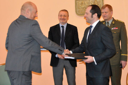 Vlastník společnosti Argun s.r.o. Stanislav Petr podepsal s náměstkem ministra obrany Pavlem Beranem kupní smlouvu na pořízení ochranných balistických univerzálních vest