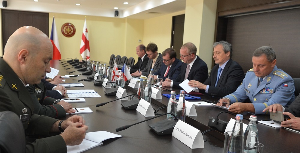 Ministr Martin Stropnický při jednání