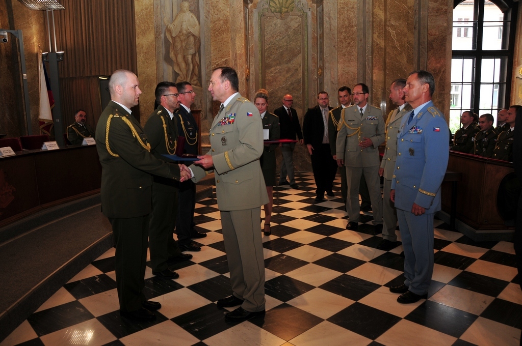 Rektor-velitel UO brigádní generál Bohuslav Přikryl předává cenu nejlepším absolventům