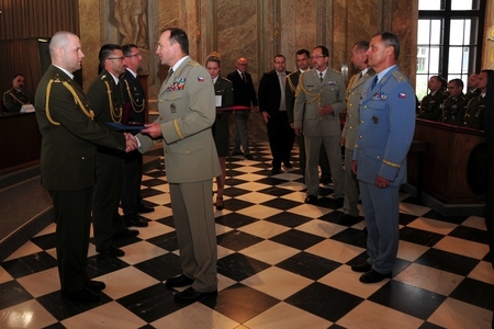 Studium v Kurzu vyšších důstojníků na Univerzitě obrany završilo přes 130 absolventů 