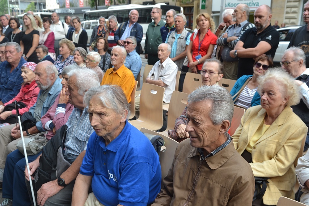 Srpen 1968 si k budově Českého rozhlasu přišly připomenout desítky lidí