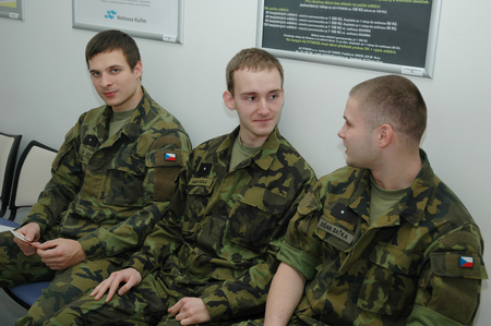 Studenti prvního ročníku čekají na odběr