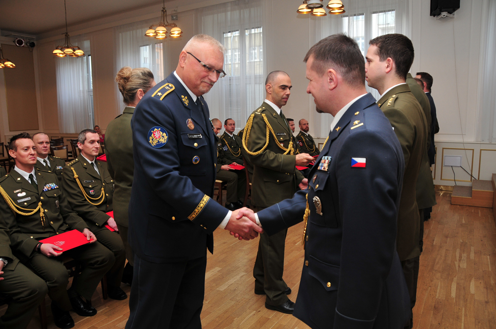 Brigádní generál Jaromír Alan blahopřeje absolventovi kurzu