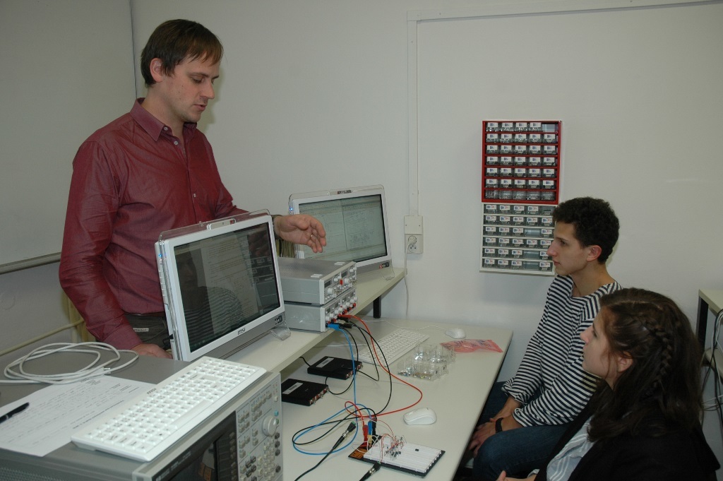 Zájemci o studium v laboratoři katedry elektrotechniky