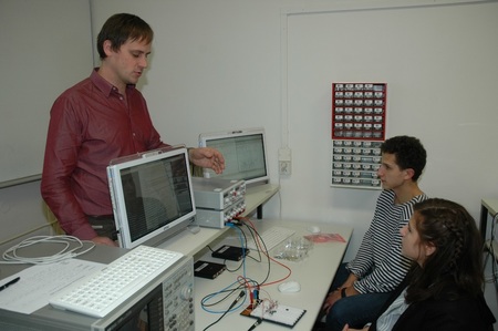 Zájemci o studium v laboratoři katedry elektrotechniky