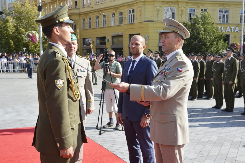 Rektor-velitel UO brig. gen. Bohuslav Přikryl provádí slavnostní akt vyřazení 