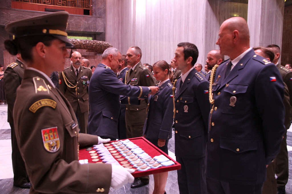 Medaile Za službu v zahraničí předává zástupce náčelníka GŠ AČR – ředitel Společného operačního centra generálmajor Jiří Verner