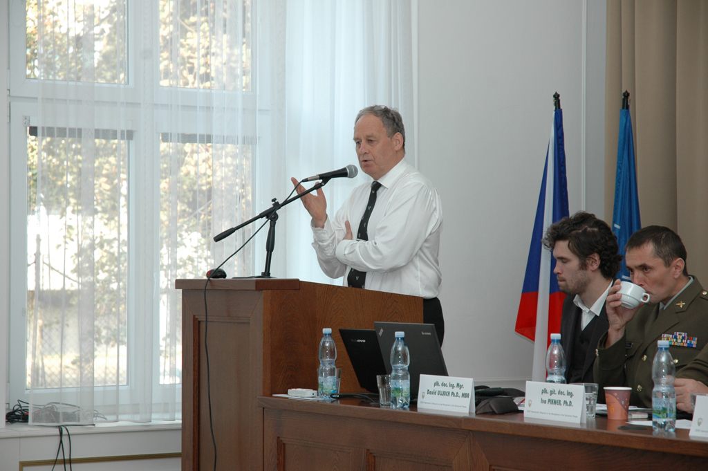 Vystoupení majora v záloze Mikea Seeara