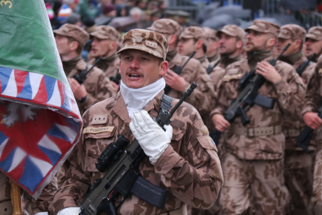 Příslušníci AČR v uniformách vz. 95 pouštní – pro zahraniční mise