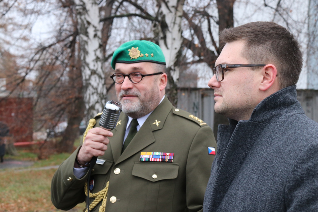 Plukovník Aleš Knížek poděkoval všem, kdo se podíleli na opravě legendárního letounu