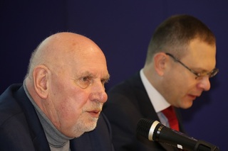 K hlavnímu tématu konference vystoupili předseda Ústavního soudu ČR Pavel Rychetský (vlevo) a vedoucí katedry politologie a sociologie Právnické fakulty Univerzity Karlovy Jan Kysela