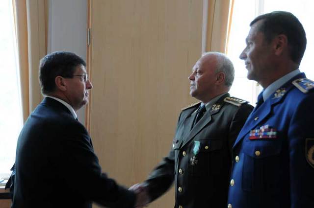 Náměstek Padělek blahopřeje k udělení vyznamenání náčelníkovi GŠ OS SR generálu Bulíkovi