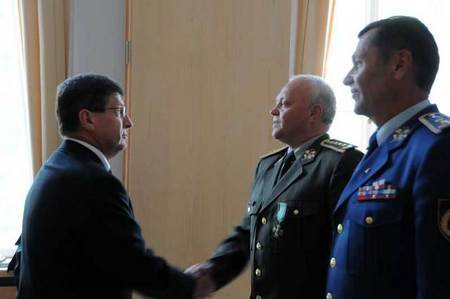 Náměstek Padělek blahopřeje k udělení vyznamenání náčelníkovi GŠ OS SR generálu Bulíkovi