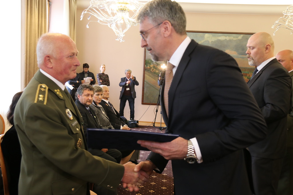 Generálmajorovi ve výslužbě Františku Štěpánkovi byl udělen Kříž obrany státu ministra obrany ČR